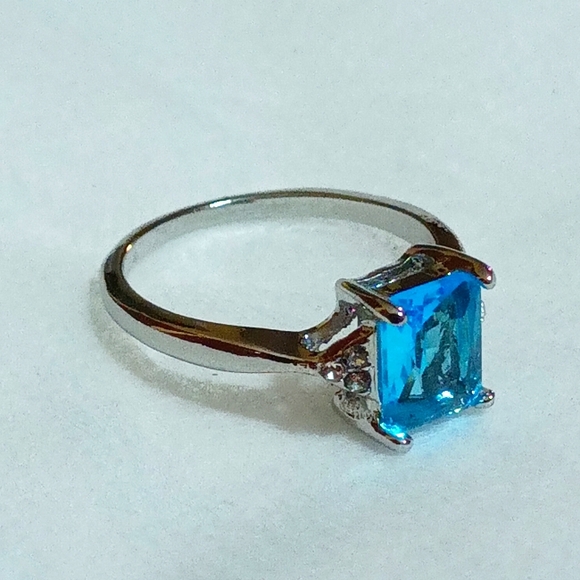 🆕 Beautiful Sea Blue Zircon Ring 💍 - Picture 2 of 6